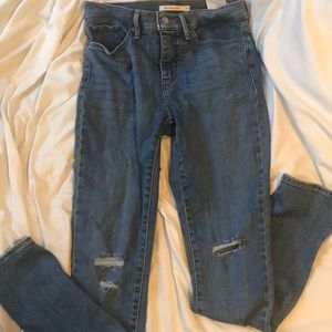 BRAND NEW PAIR OF LEVI 311 SHAPING SKINNY JEANS